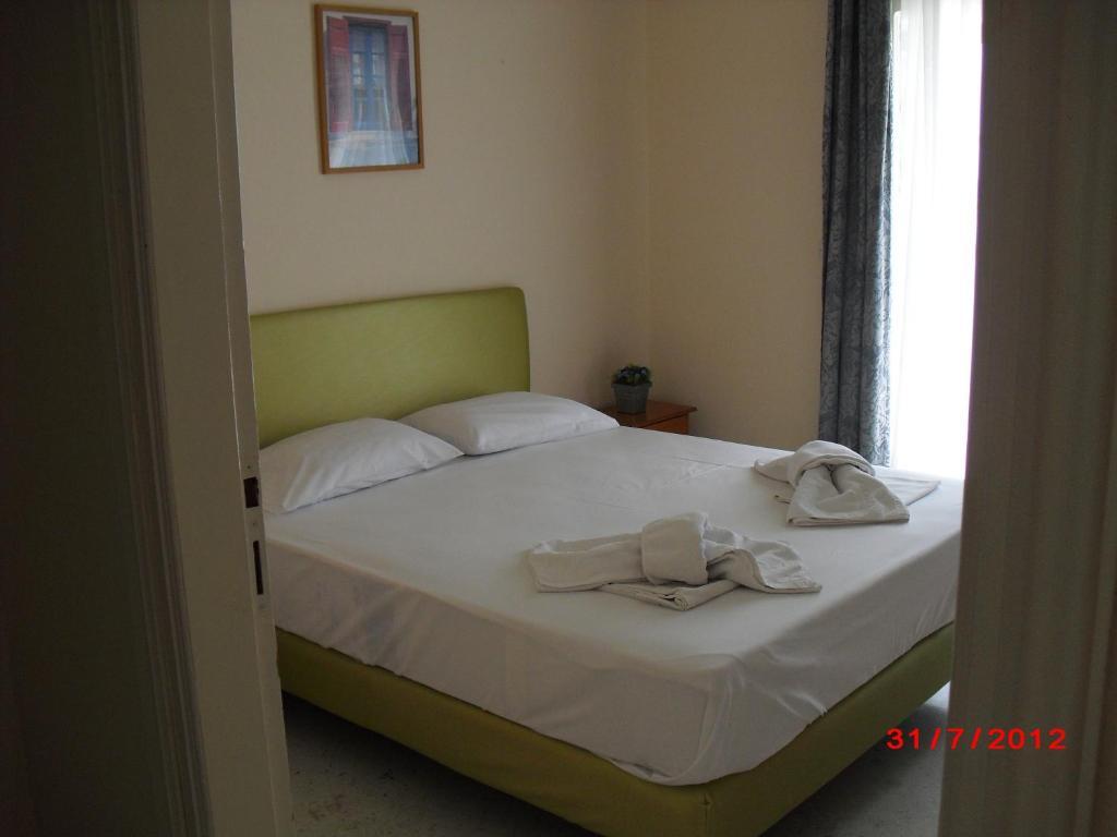 Kangaroo Hotel Mola Kalyva Habitación foto