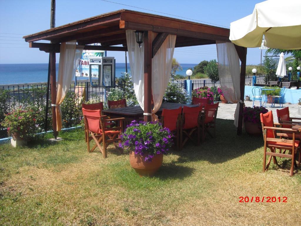Kangaroo Hotel Mola Kalyva Exterior foto