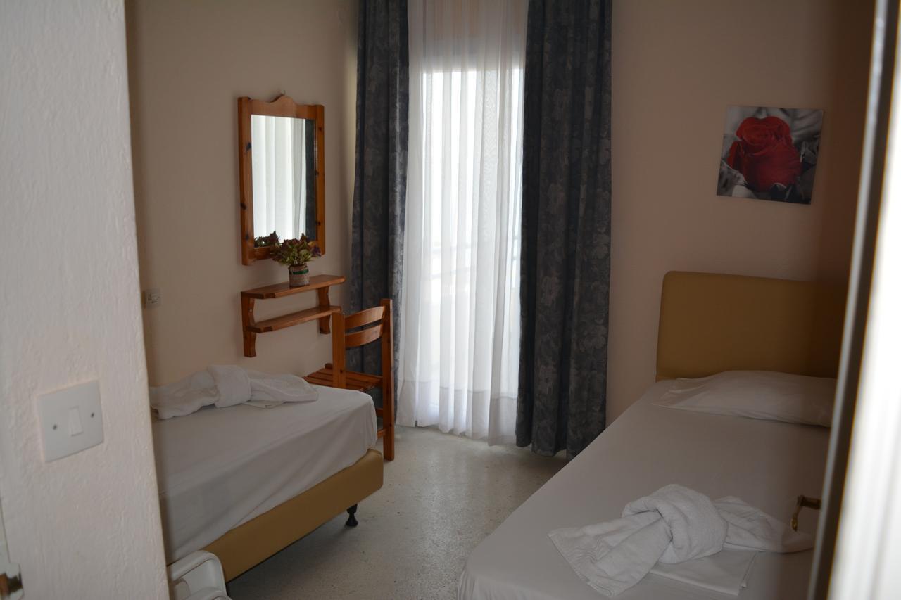 Kangaroo Hotel Mola Kalyva Exterior foto